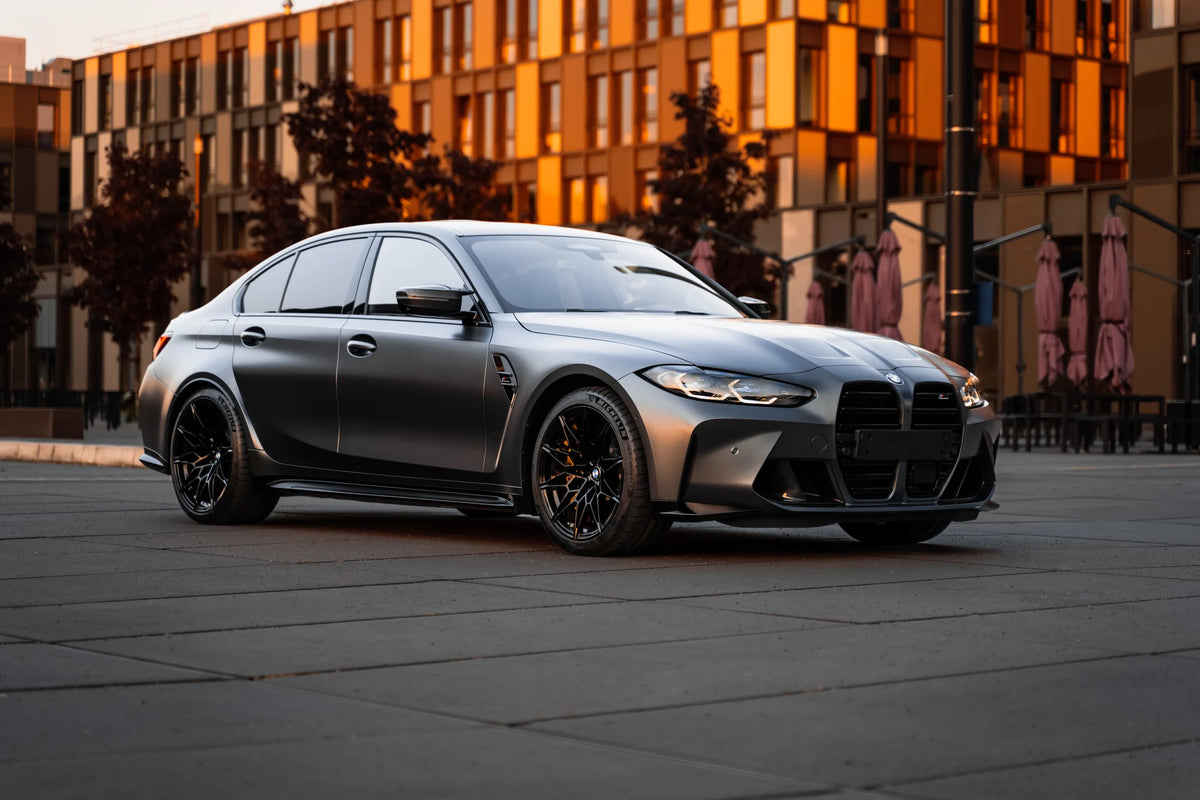 BMW M3 G80 vor einem Gebäude im warmen Abendlicht